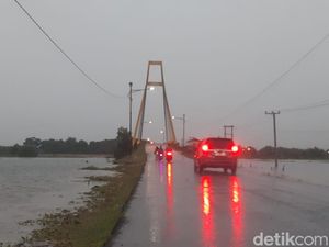 Antisipasi Pengendara Nyemplung ke Rawa-Sungai, Dinas PUPR OI Pasang Delineator