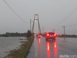 Antisipasi Pengendara Nyemplung ke Rawa-Sungai, Dinas PUPR OI Pasang Delineator