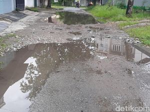 Warga Keluhkan Kondisi Jalan Danau Maninjau yang Berlubang!