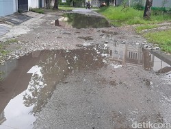 Warga Keluhkan Kondisi Jalan Danau Maninjau yang Berlubang!