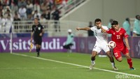 Vietnam bermain dengan 10 pemain jelang babak kedua berakhir dengan kartu merah Le Thanh Long. Skor 1-0 untuk Indonesia menjadi hasil akhir pertandingan.  