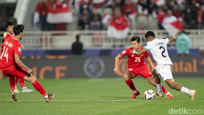 Timnas Indonesia meraih kemenangan penting atas Vietnam di Piala Asia 2023. Garuda menang tipis 1-0 dan menjaga asa lolos ke babak berikutnya. Vietnam vs Indonesia tersaji di matchday kedua Grup D Piala Asia 2023, Jumat (19/1/2024) malam WIB. Abdullah bin Khalifa Stadium jadi arena pertarungannya.