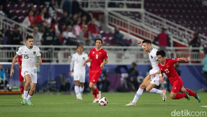 Melihat Lagi Aksi Timnas Indonesia Pulangkan Vietnam dari Piala Asia 2023 Timnas Indonesia meraih kemenangan penting atas Vietnam di Piala Asia 2023. Garuda menang tipis 1-0 dan menjaga asa lolos ke babak berikutnya. Vietnam vs Indonesia tersaji di matchday kedua Grup D Piala Asia 2023, Jumat (19/1/2024) malam WIB. Abdullah bin Khalifa Stadium jadi arena pertarungannya.