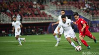 Indonesia tampil dominan di babak pertama dan unggul 1-0. Gol dicetak kapten tim, Asnawi Mangkualam, dari tendangan penalti.  
