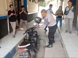 Emak-emak Bonceng 7 Bawa Bocah di Jembatan Ampera Ditangkap-Ditilang!