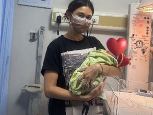 Nana Mirdad Selamatkan Bayi yang Dibuang di Dekat Rumahnya Nana Mirdad Selamatkan Bayi yang Dibuang di Dekat Rumahnya