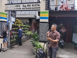 Hiburan Sederhana Ala Didin Openg di Gang RS Mata