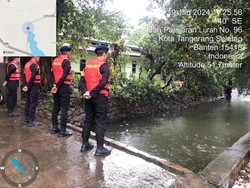 Jakarta Hujan, Personel Brimob Polda Metro Siaga di Lokasi Rawan Banjir