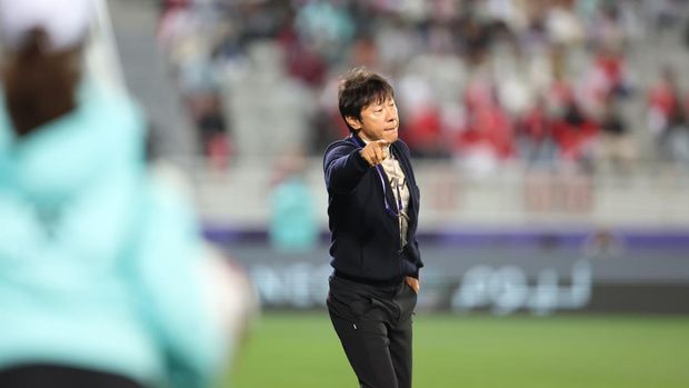 Pelatih Shin Tae Yong memberikan instruksi kepada Timnas Indonesia saat lawan Vietnam.