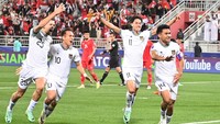 Indonesia tampil dominan di babak pertama dan unggul 1-0. Gol dicetak kapten tim, Asnawi Mangkualam, dari tendangan penalti.