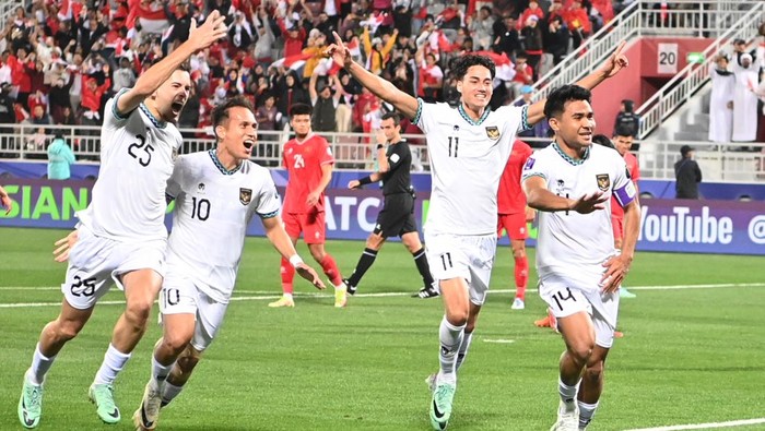 Ekspresi pesepak bola Timnas Indonesia Pratama Arhan (kiri) usai memenangi pertandingan melawan Vietnam pada laga kedua penyisihan grup D Piala Asia 2023 di Stadion Abdullah Bin Khalifah, Doha, Qatar, Jumat (19/1/2024). Indonesia menang 1-0 atas Vietnam. ANTARAFOTO/Yusran Uccang/rwa.
