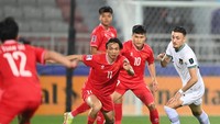 Vietnam bermain dengan 10 pemain jelang babak kedua berakhir dengan kartu merah Le Thanh Long.