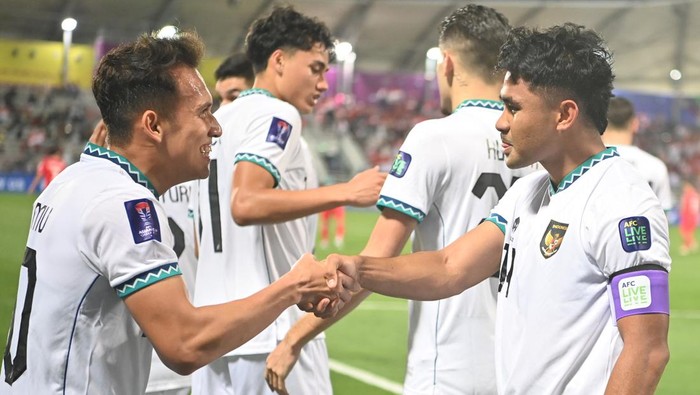 Ekspresi pesepak bola Timnas Indonesia Pratama Arhan (kiri) usai memenangi pertandingan melawan Vietnam pada laga kedua penyisihan grup D Piala Asia 2023 di Stadion Abdullah Bin Khalifah, Doha, Qatar, Jumat (19/1/2024). Indonesia menang 1-0 atas Vietnam. ANTARAFOTO/Yusran Uccang/rwa.