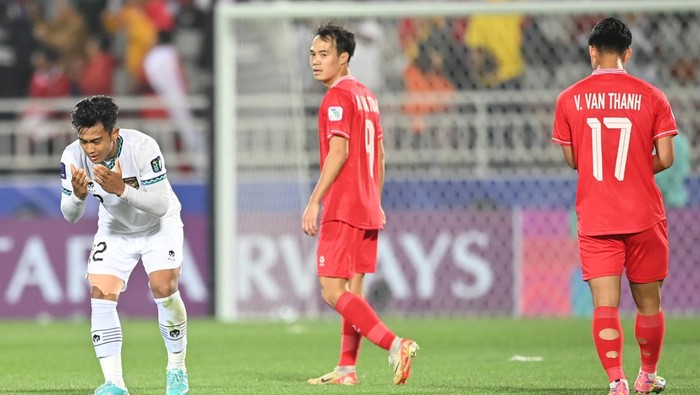 Piala Asia 2023 : Indonesia menang atas Vietnam Ekspresi pesepak bola Timnas Indonesia Pratama Arhan (kiri) usai memenangi pertandingan melawan Vietnam pada laga kedua penyisihan grup D Piala Asia 2023 di Stadion Abdullah Bin Khalifah, Doha, Qatar, Jumat (19/1/2024). Indonesia menang 1-0 atas Vietnam. ANTARAFOTO/Yusran Uccang/rwa.