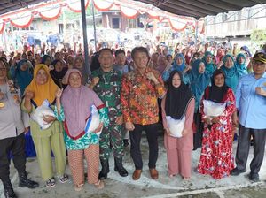 Pj Bupati OKI Beri Bantuan Beras untuk Korban Banjir di Tanjung Lubuk