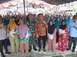 Pj Bupati OKI Beri Bantuan Beras untuk Korban Banjir di Tanjung Lubuk