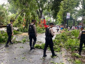 Hujan Angin di Kudus, Pohon Tumbang Tutup Jalan Dawe-Gebog