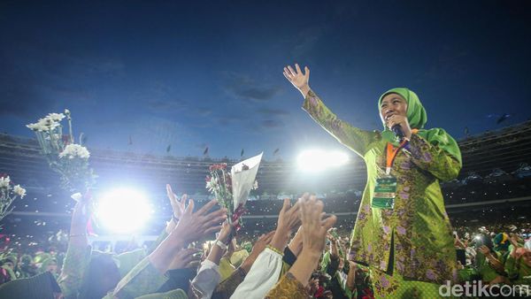 Potret Khofifah Pimpin Salawat dalam Harlah Muslimat NU di GBK
