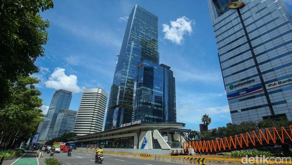 Potret Birunya Langit Jakarta Hari Ini