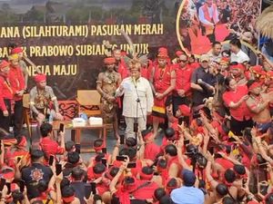 Momen Prabowo Silaturahmi dengan Panglima Jilah dan Suku Dayak di Kalbar