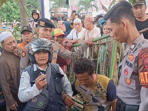 Pria yang Acungkan Celurit di Tengah Jalan Kota Malang Ternyata ODGJ Pria yang Acungkan Celurit di Tengah Jalan Kota Malang Ternyata ODGJ