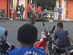 Geger Pria Acungkan Celurit di Tengah Jalan Pasar Besar Kota Malang