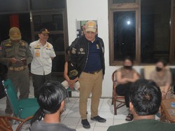 Homestay di Gresik Digerebek Diduga Sarang Prostitusi, Ada yang Threesome