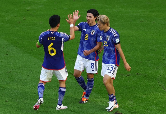 Soccer Football - AFC Asian Cup - Group D - Japan v Vietnam - Al Thumama Stadium, Doha, Qatar - January 14, 2024 Japans Takumi Minamino celebrates scoring their second goal with Wataru Endo and Keito Nakamura REUTERS/Molly Darlington