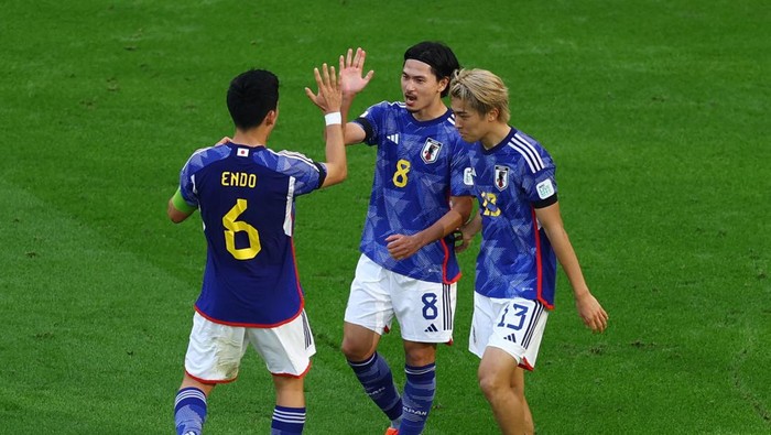Soccer Football - AFC Asian Cup - Group D - Japan v Vietnam - Al Thumama Stadium, Doha, Qatar - January 14, 2024 Japans Takumi Minamino celebrates scoring their second goal with Wataru Endo and Keito Nakamura REUTERS/Molly Darlington