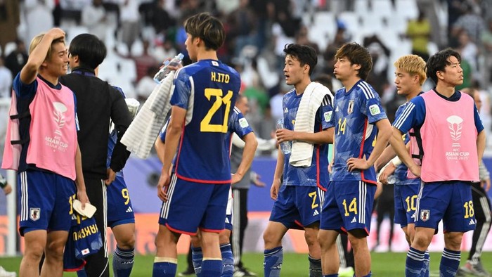 Japans players react at the end of the Qatar 2023 AFC Asian Cup Group D football match between Iraq and Japan at the Education City Stadium in Al-Rayyan, west of Doha on January 19, 2024. (Photo by HECTOR RETAMAL / AFP)