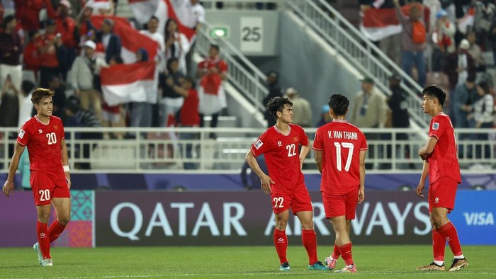 Vietnams players react at the end of the Qatar 2023 AFC Asian Cup Group D football match between Vietnam and Indonesia at the Abdullah bin Khalifa Stadium in Doha on January 19, 2024. (Photo by KARIM JAAFAR / AFP)
