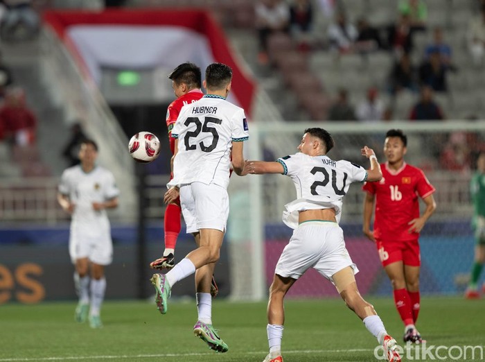 Justin Hubner dan Ivar Jenner dalam laga Vietnam vs Indonesia di Piala Asia 2023.