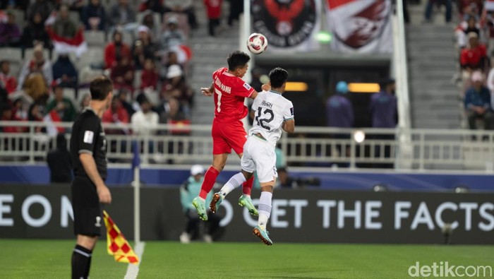 Pratama Arhan dalam duel udara di laga Vietnam vs Indonesia di Piala Asia 2023.