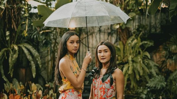 7 Pemotretan Terbaru Widi Mulia & Putrinya yang Sudah Remaja, Bak Kakak-Adik