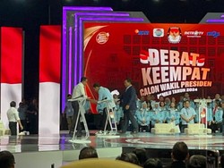 Momen AMIN, Prabowo-Gibran dan Ganjar-Mahfud Bersalaman Jelang Debat