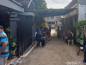 Suasana Rumah Duka Ayah Ammar Zoni, Sudah Dipadati Pelayat Suasana Rumah Duka Ayah Ammar Zoni, Sudah Dipadati Pelayat