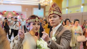 7 Foto Resepsi Adat Batak Anggi Marito & Kenji, Bumil Cantik Pakai Sortali