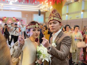 7 Foto Resepsi Adat Batak Anggi Marito & Kenji, Bumil Cantik Pakai Sortali 7 Foto Resepsi Adat Batak Anggi Marito & Kenji, Bumil Cantik Pakai Sortali