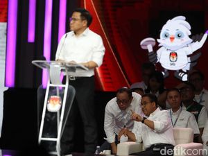 Anies Bisik-bisik ke Timnya Saat Debat Cawapres, Ada Apa?