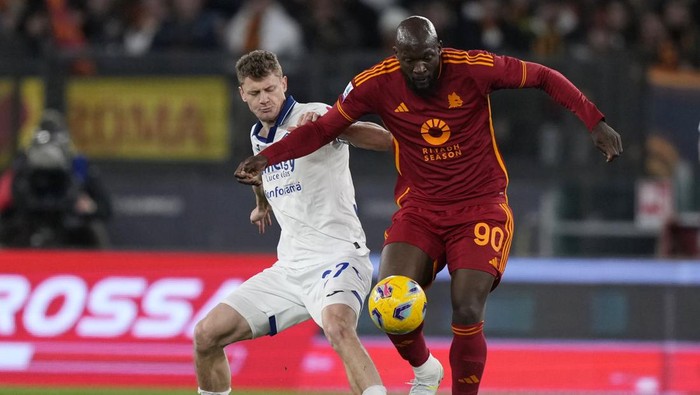 Romas Romelu Lukaku, right, challenges for the ball with Veronas Pawel Dawidowicz during the Series A soccer match between Roma and Hellas Verona at the Rome Olympic stadium, Saturday, Jan. 20, 2024. (AP Photo/Andrew Medichini)