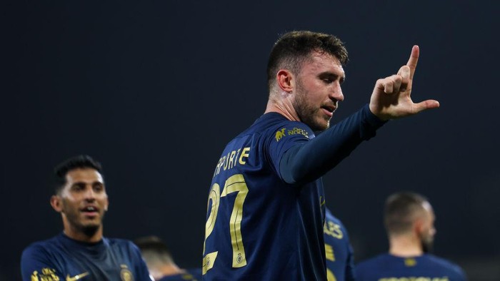 BURAYDAH, SAUDI ARABIA - DECEMBER 30: Aymeric Laporte of Al Nassr celebrates after scoring 2nd goal during the Saudi Pro League match between Al-Taawoun and Al-Nassr at King Abdullah Sport City Stadium on December 30, 2023 in Buraydah, Saudi Arabia. (Photo by Yasser Bakhsh/Getty Images)