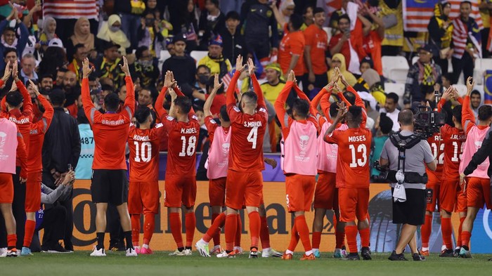 Soccer Football - AFC Asian Cup - Group E - Bahrain v Malaysia - Jassim bin Hamad Stadium, Al Rayyan, Qatar - January 20, 2024 Bahrain players celebrate after the match REUTERS/Ibraheem Al Omari