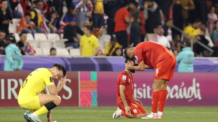DOHA, QATAR - JANUARY 20: Ali Madan and Abdulla Yusuf Helal of Bahrain celebrate following the teams victory during the AFC Asian Cup Group E match between Bahrain and Malaysia at Jassim Bin Hamad Stadium on January 20, 2024 in Doha, Qatar. (Photo by Lintao Zhang/Getty Images)