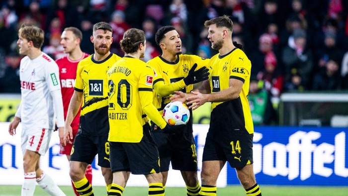 COLOGNE, GERMANY - JANUARY 20: Jadon Sancho of Dortmund discusses with Niclas Fuellkrug of Dortmund who kicks the penalty during the Bundesliga match between 1. FC Koeln and Borussia Dortmund at RheinEnergieStadion on January 20, 2024 in Cologne, Germany. (Photo by Mika Volkmann/Getty Images)