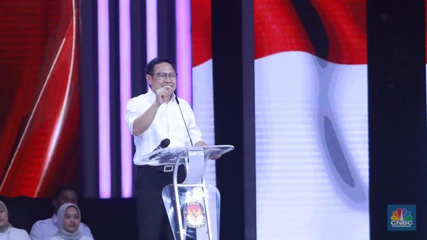 Calon wakil presiden nomor urut 1 Muhaimin Iskandar  menyampaikan gagasannya saat debat calon wakil presiden Pemilu 2024 di JCC, Jakarta, Minggu, (21/1/2023). (CNBC Indonesia/Muhammad Sabki)