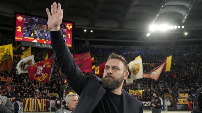 Romas head coach Daniele De Rossi waves supporters at the end of the Series A soccer match between Roma and Hellas Verona at the Rome Olympic stadium, Saturday, Jan. 20, 2024. Roma won 2-1. (AP Photo/Andrew Medichini)