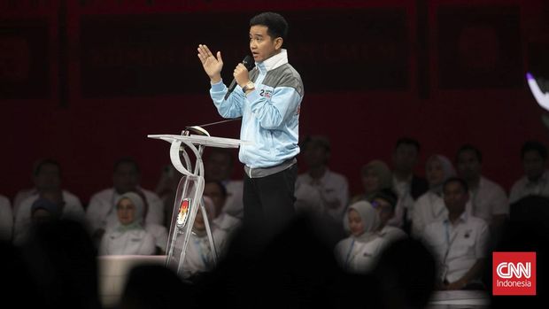 Calon wakil presiden nomor urut 2 Gibran Rakabuming Raka saat mengikuti Debat Keempat Pilpres 2024 di Jakarta Convention Center (JCC), Jakarta, Minggu (21/1/2024). (CNN Indonesia/Adi Ibrahim)