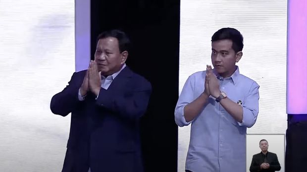 Prabowo Subianto dan Gibran Rakabuming Raka saat tiba dilokasi Debat Keempat Pilpres 2024 di Jakarta Convention Center (JCC), Jakarta, Minggu (21/1/2024).