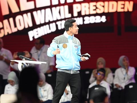 Debat keempat Pilpres 2024 Cawapres nomor urut 2 Gibran Rakabuming Raka menyampaikan pandangannya saat Debat Keempat Pilpres 2024 di Jakarta Convention Center (JCC), Jakarta, Minggu (21/1/2024). Debat Keempat Pilpres 2024 mengangkat tema terkait pembangunan berkelanjutan, sumber daya alam, lingkungan hidup, energi, pangan, agraria, masyarakat adat dan desa. ANTARA FOTO//M Risyal Hidayat/tom.