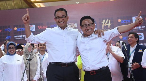 Calon presiden dan calon wakil presiden nomor urut 1 Anies Baswedan (kiri) dan Muhaimin Iskandar (kanan) usai Debat Keempat Pilpres 2024 di Jakarta Convention Center (JCC), Jakarta, Minggu (21/1/2024). Debat Keempat Pilpres 2024 mengangkat tema terkait pembangunan berkelanjutan, sumber daya alam, lingkungan hidup, energi, pangan, agraria, masyarakat adat dan desa. ANTARA FOTO/Indrianto Eko Suwarso/tom.